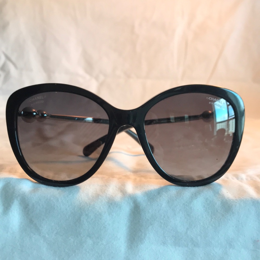 CHANEL black polarized sunglasses with pearls